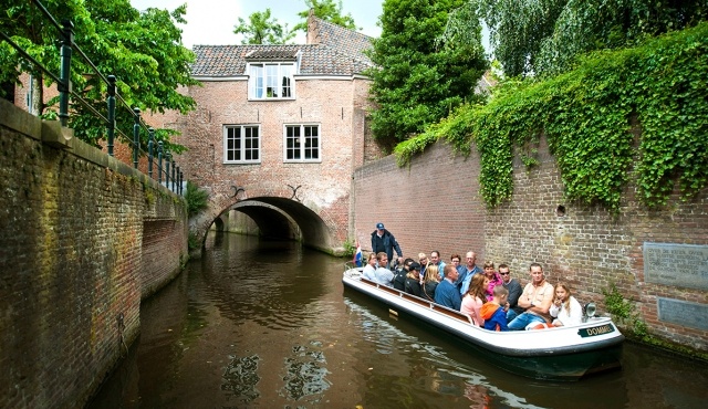 Varen over de Binnendieze in Den Bosch